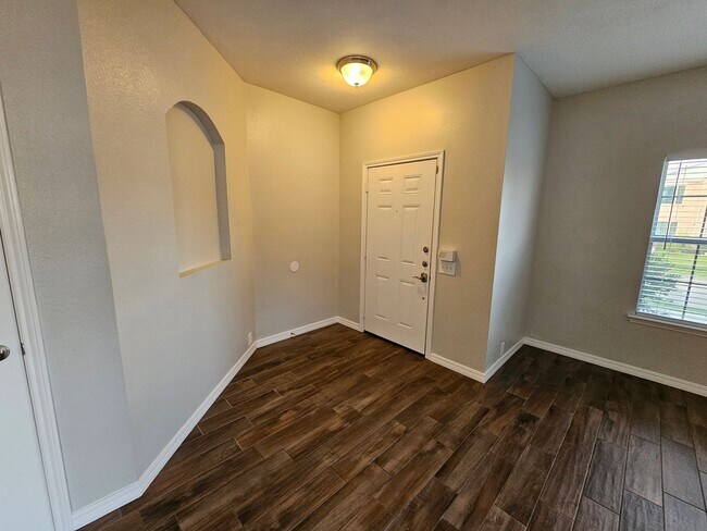 Building Photo - Beautiful updated family home!