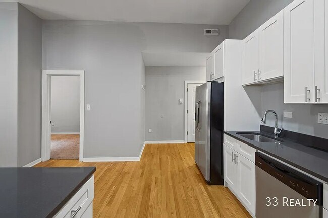 Foto del edificio - Spacious 4b/2b Top Floor, Wicker Park Avail July 1st!