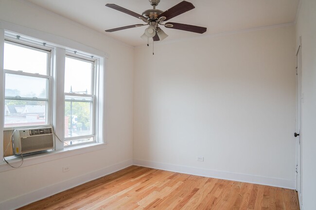 Building Photo - Albany Park - 1 Bed / 1 Bath - Dog Friendly