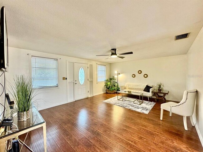 Foto del edificio - 7514 Spirea Dr