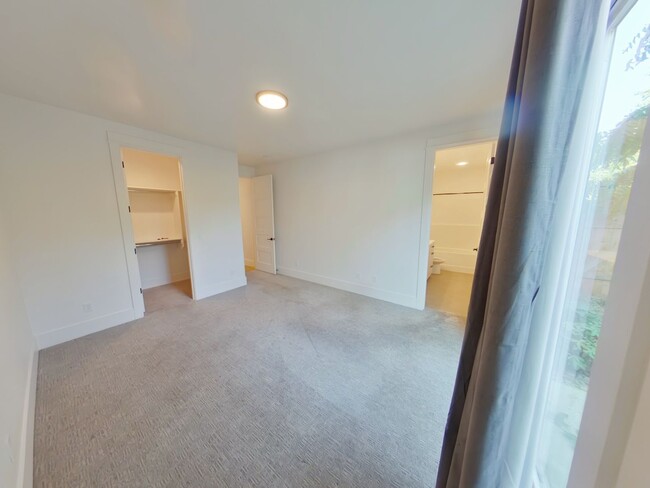 Building Photo - 658 E 16th Ave