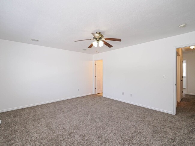 Building Photo - 4 Bedroom, 3.5 bathroom
