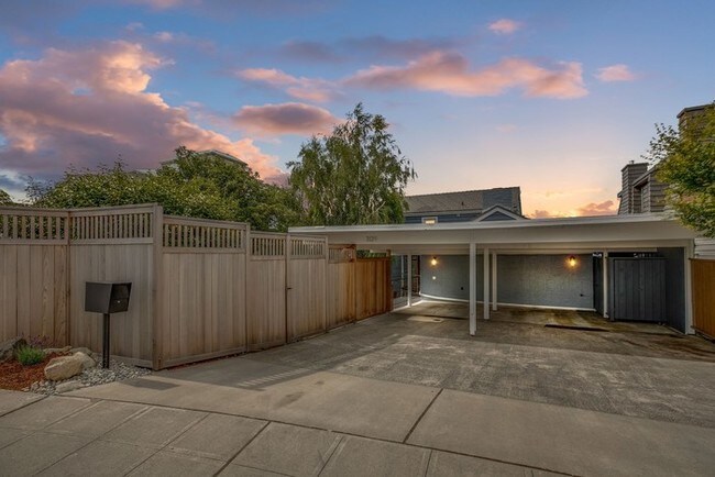 Building Photo - 3129 Alki Ave SW