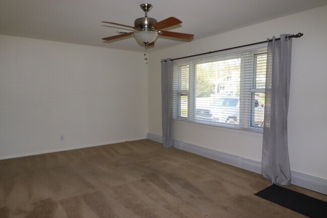 Foto del edificio - Charming 3 Bedroom Neenah Home with fenced yard