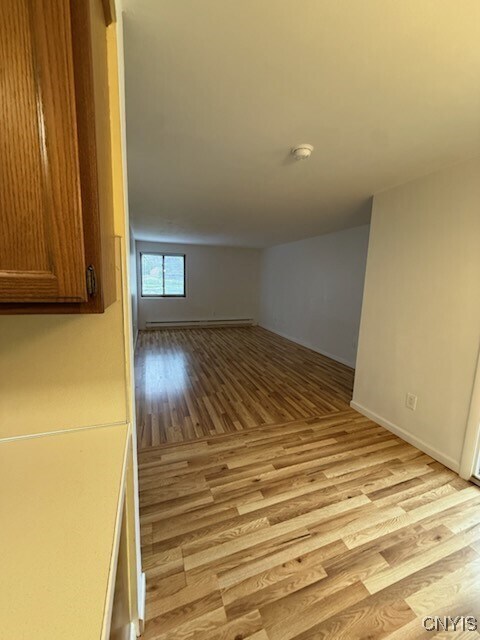 Foto del edificio - 325 Village Blvd N