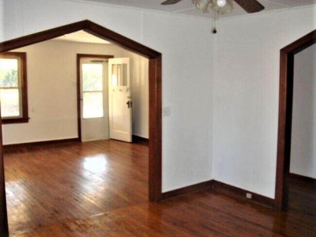 Foto del edificio - PRE-LEASING | Private Stone Home on Acreage Near Nixa
