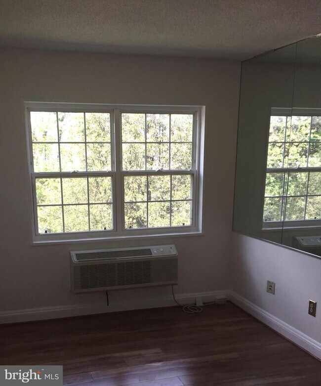 Building Photo - 2241 Farrington Ave