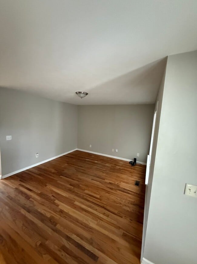 Building Photo - 1822 Holdens Hollow