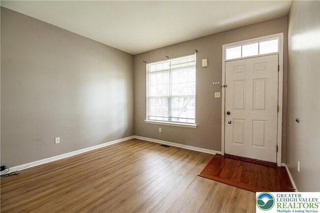Building Photo - 955 King Way