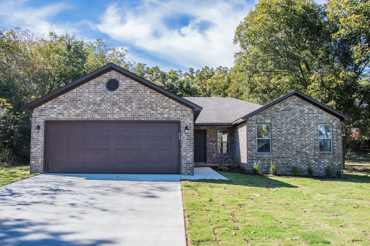 Primary Photo - 4 Bed 2 Bath
