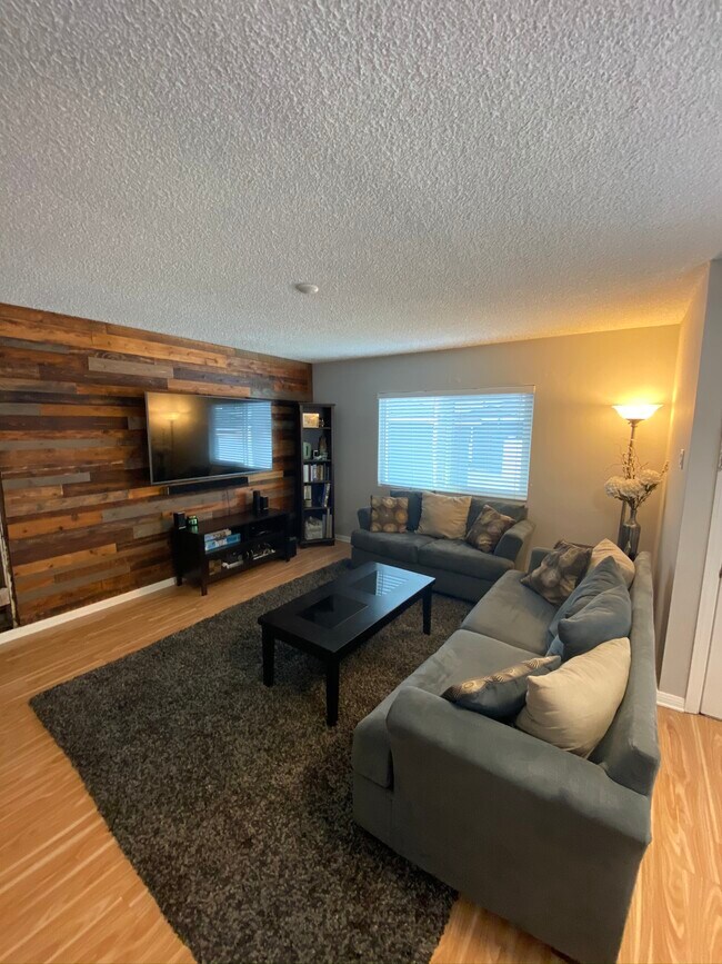 Sala de estar - 2411 Gates Ave