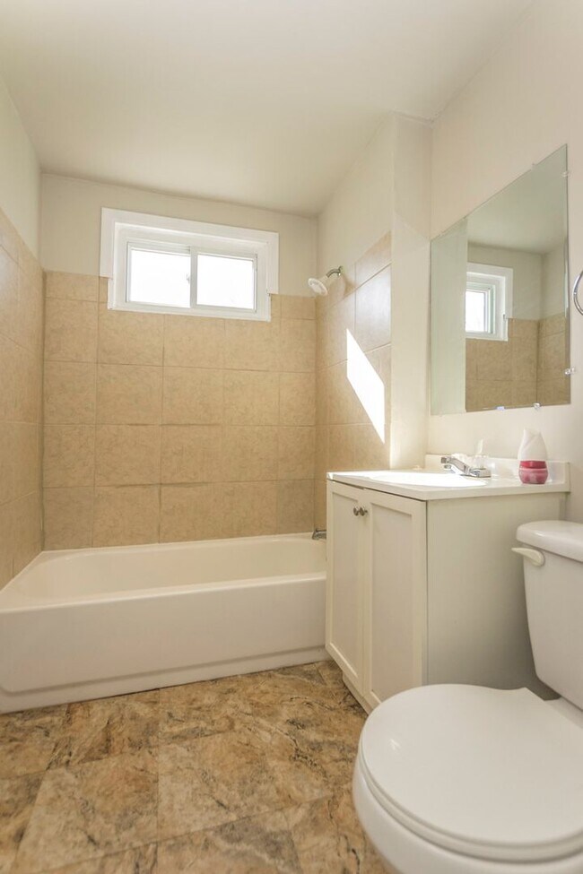 Building Photo - 3 bedroom 1 bath 2 Stall Garage