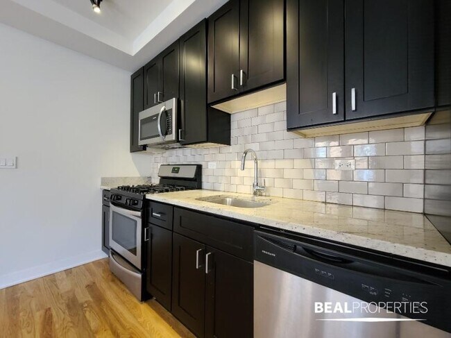 Foto del edificio - 0 bedroom in CHICAGO IL 60625