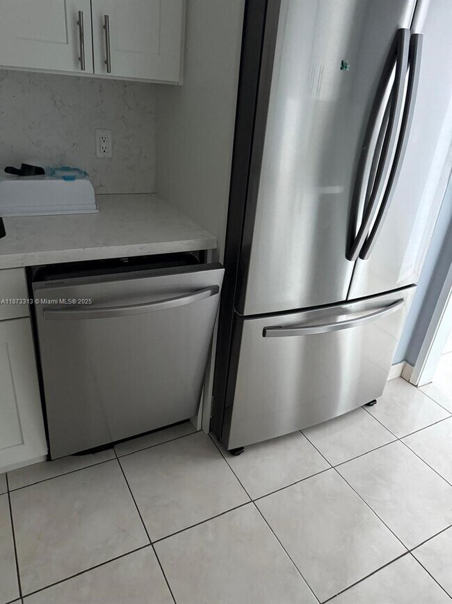 Foto del edificio - 400 Kings Point Dr