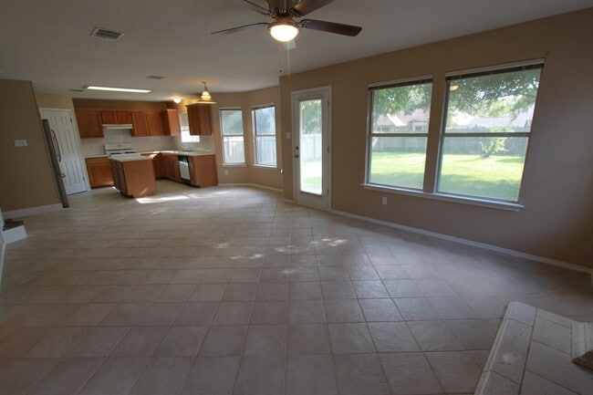 Building Photo - 4 Bedroom, 2.5 Bath Home in North Austin