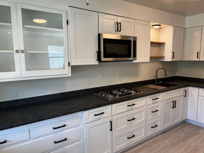 Building Photo - 1 Bedroom 1 Bath Completely Remodeled Apar...