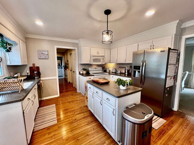 Foto del edificio - Charming Home in Quiet Salem Woods Cul-de-Sac