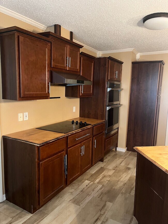 Foto del edificio - 15457 Woody Dr