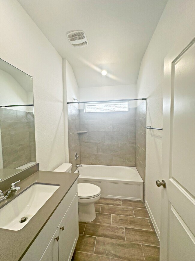 Foto del edificio - 14134 Roller Mls