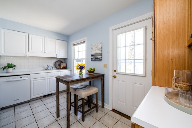 Building Photo - 511 Donna Dr