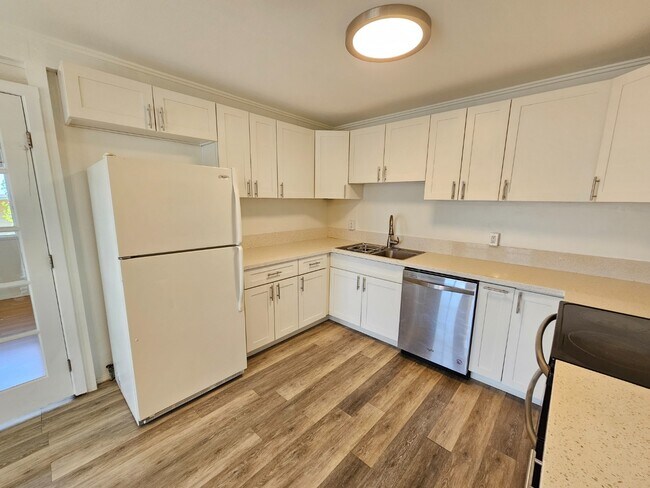Foto del edificio - 1 bedroom 1 bath Apartment. NO parking. Upstairs unit.