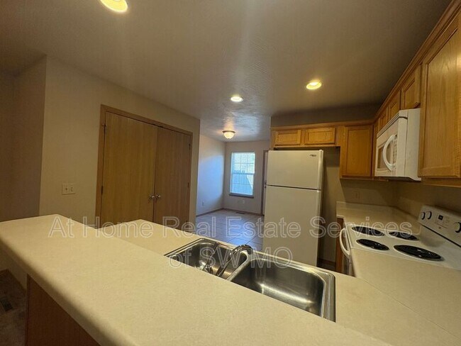 Building Photo - 1910 S Farm Rd 123