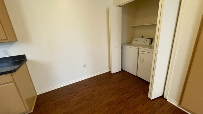 Foto del edificio - Nice Four plex unit upstairs in Irving.