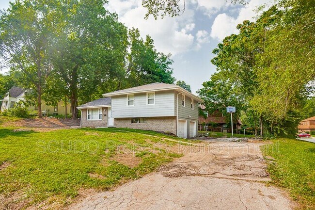 Building Photo - 1228 E T C Lea Rd