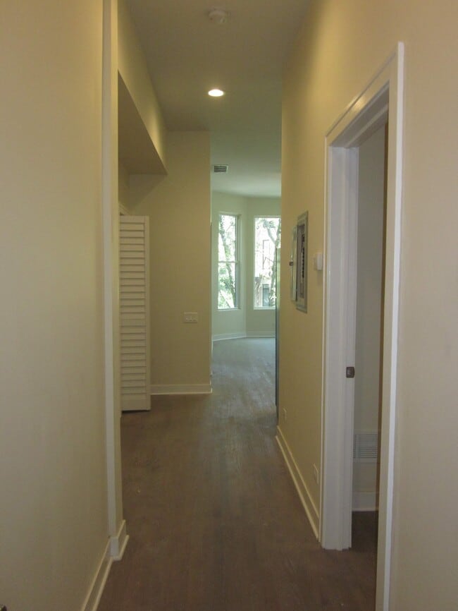 Building Photo - 2020 N Bissell St