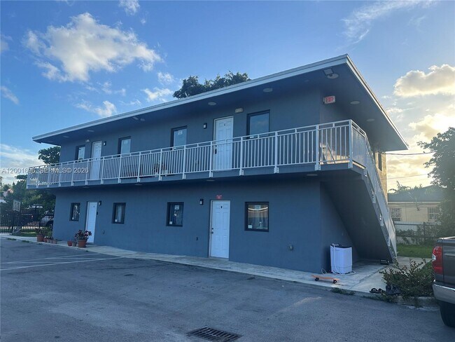 Foto del edificio - 587 NW 100th St