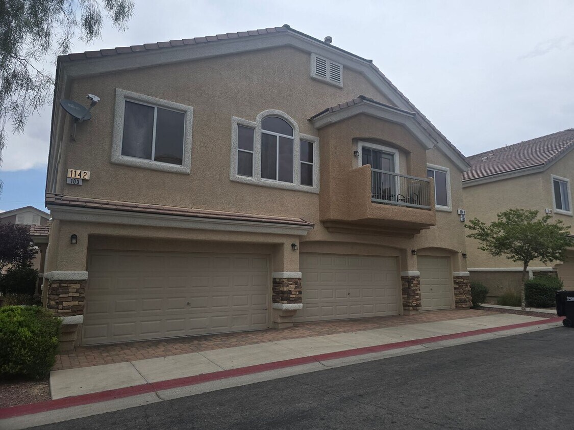 Primary Photo - NEWLY REMODELED TOWN HOME IN HENDERSON AWA...