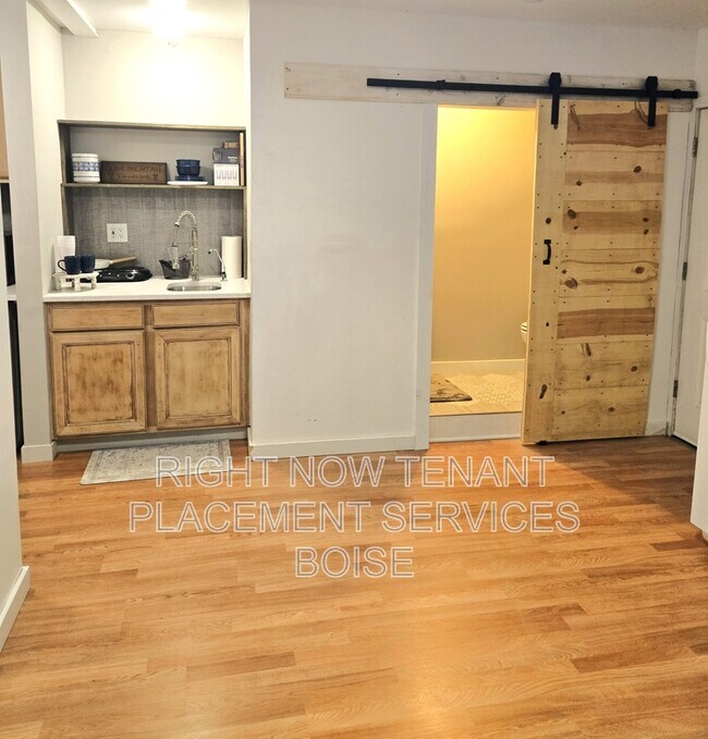 Foto del edificio - 15822 Riverside Rd
