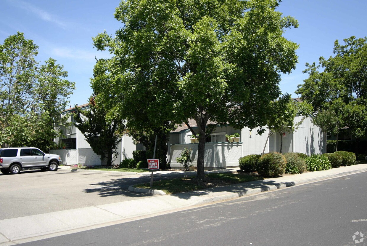 Foto del edificio - 3530 Silver Oaks Way