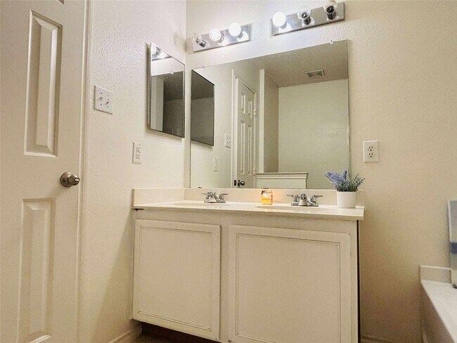 Foto del edificio - 16133 Windsong Ct