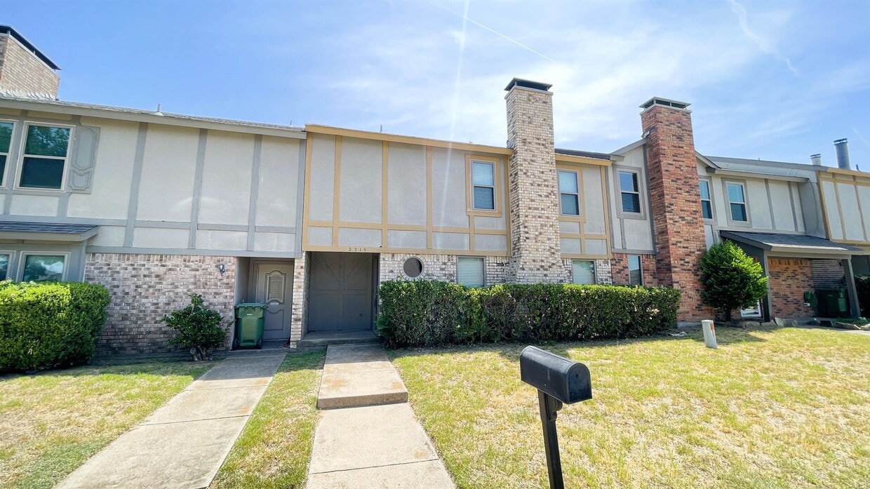 Primary Photo - 2215 Roman Ct