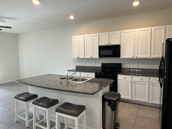 Building Photo - More space, more comfort, and a great Riverview location all wrapped into one easy place to call ...