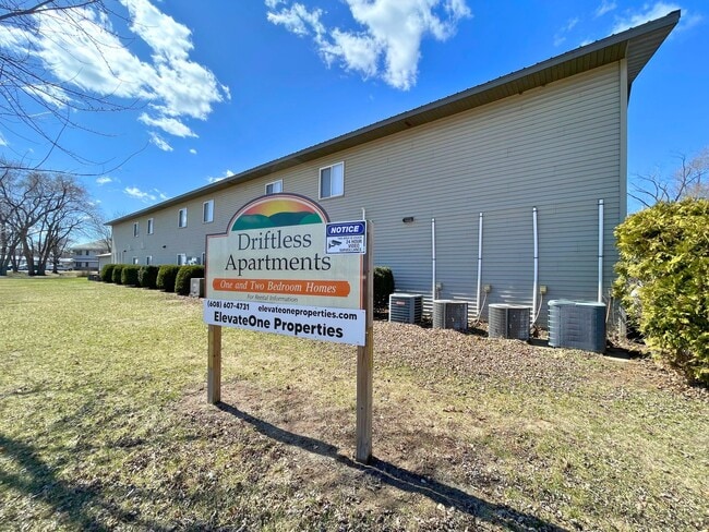 Building Photo - 2 Bd/1 bath Lower Unit at the Driftless Ap...