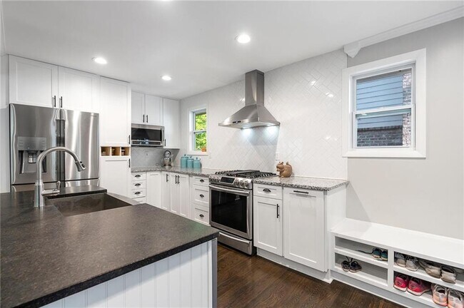 Foto del edificio - 486 Lakeshore Dr NE