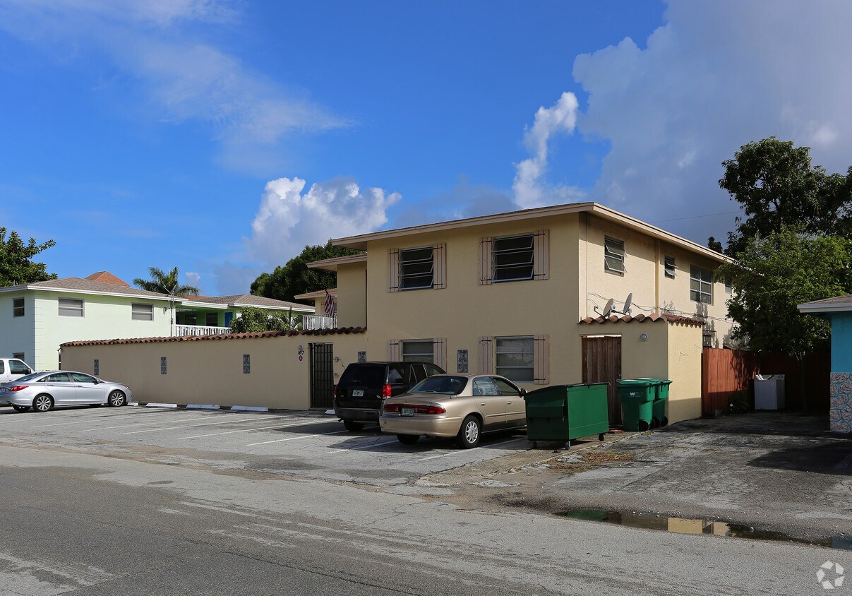 Primary Photo - Spanish Manor