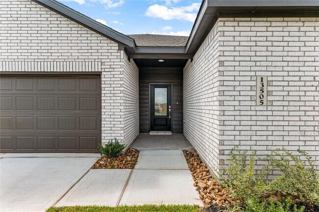 Building Photo - 13505 Harbor Pt Dr