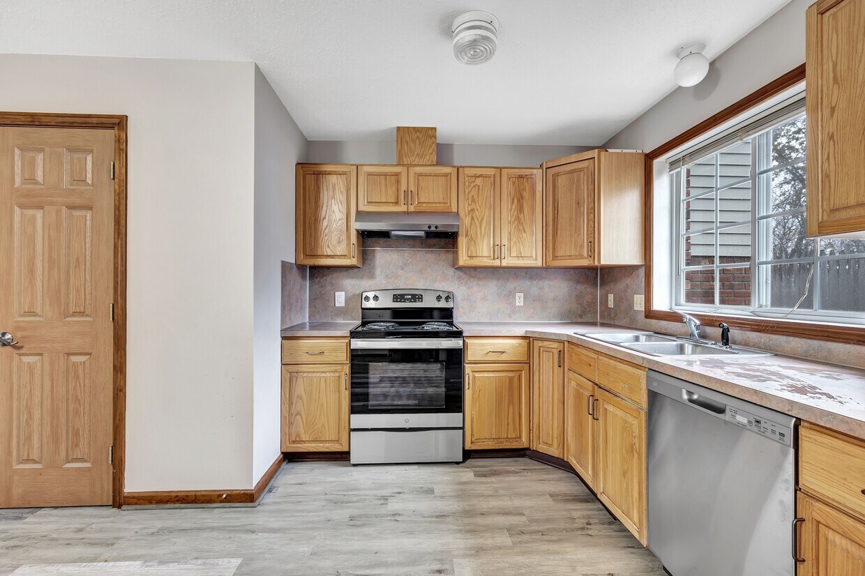 Primary Photo - 1585 Highland Ave