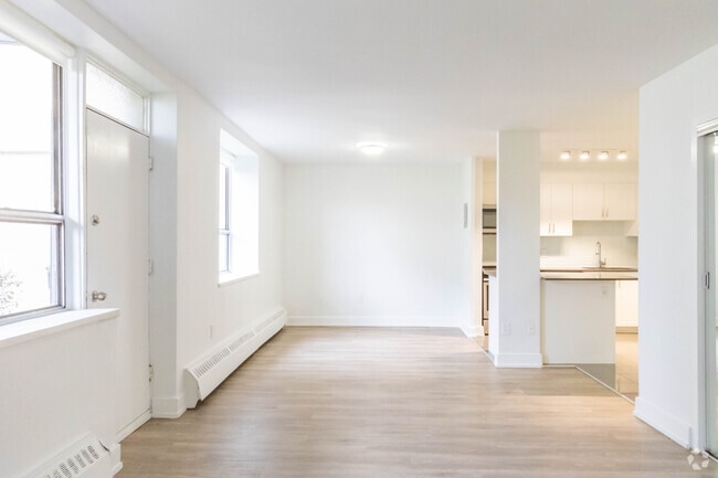 1BR, 1BA - 785SF - Living Room - 1450 Sheppard Avenue