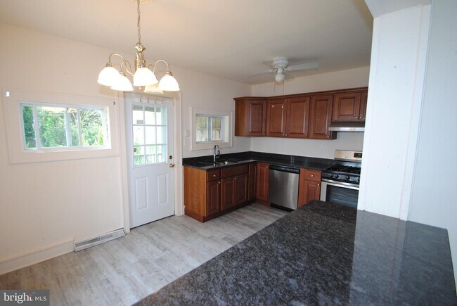 Building Photo - 106 Juniper St