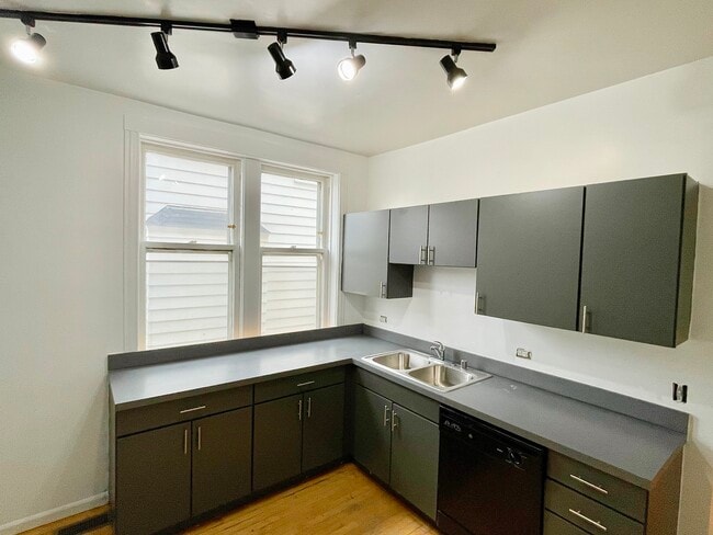 Building Photo - 1721 W Farragut Ave