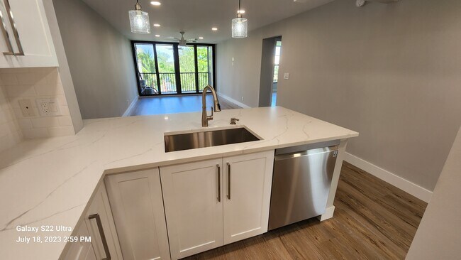 Building Photo - 7 Royal Palm Way