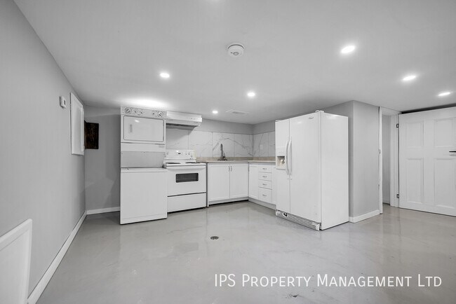 Building Photo - 2 Bed + Den | 1 Bath