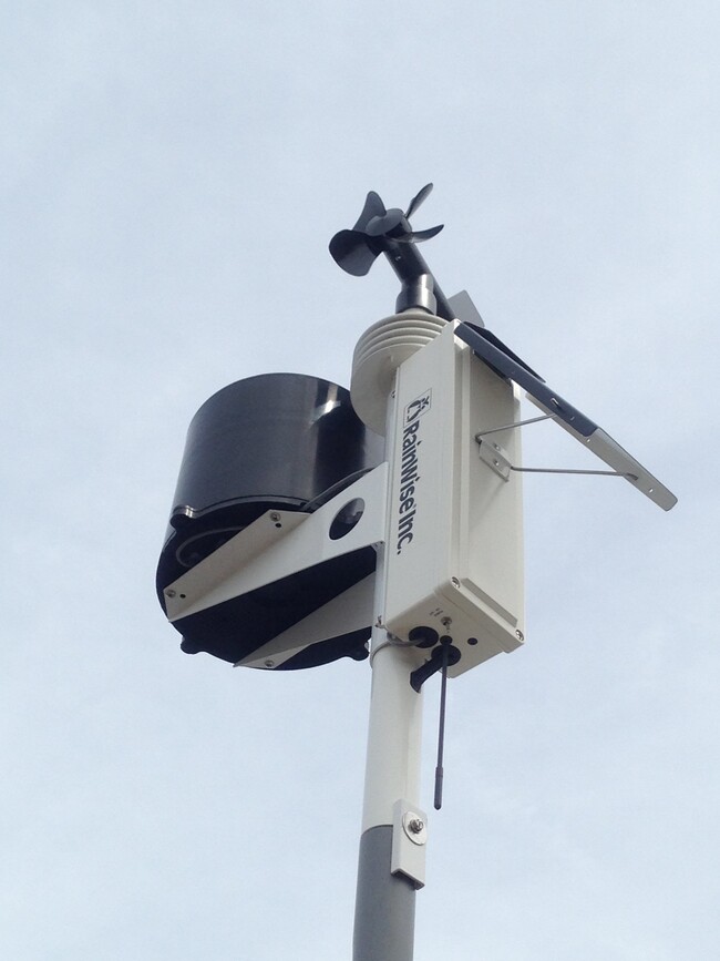 Estación meteorológica en el nuevo tejado de pizarra - 3643 Lincoln St