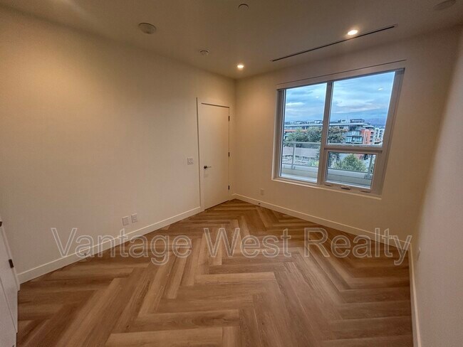 Photo du bâtiment - 3340-3340 Lakeshore Rd