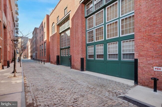 Building Photo - 130-36 N Bread St