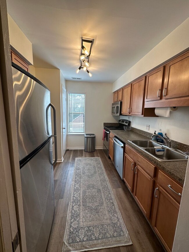 Building Photo - Beautiful Condo Block from the Bay!